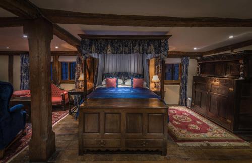 Long CrendonLong Crendon Manor B&B的一间卧室配有一张特大号床。