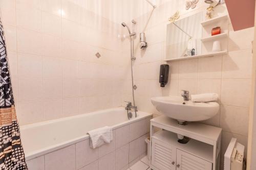 克莱蒙费朗Evasion Centre-ville 2 à 8 personnes的白色的浴室设有水槽和浴缸。