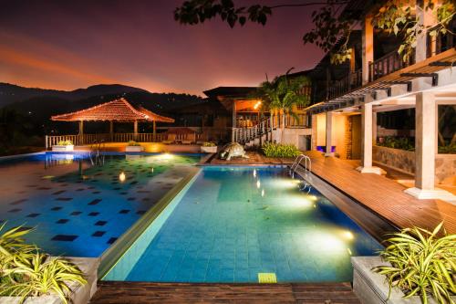 康提塞伦蒂普斯顿酒店和简易别墅的游泳池的夜间图像