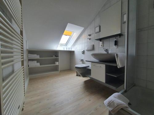 Oberaurach兰德奥博浪可酒店的一间带水槽和卫生间的浴室