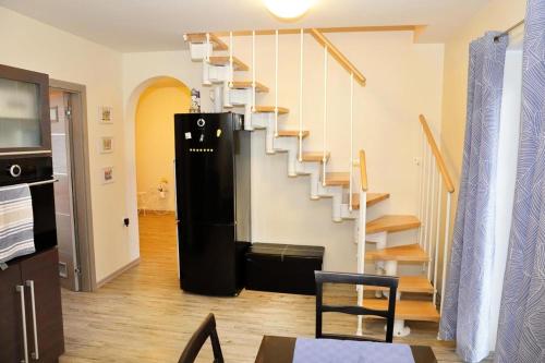 布雷日采Dovč Family Vacation House的客厅位于房子内,设有螺旋楼梯