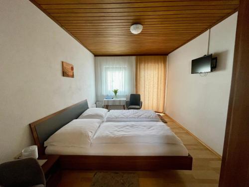 伊尔米茨Privatzimmer Haider的一间卧室配有一张大床和一张书桌