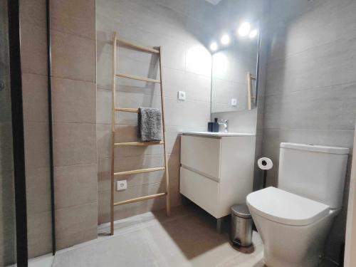 马塔罗Mazi Apartments Loft的一间带卫生间和淋浴的小浴室