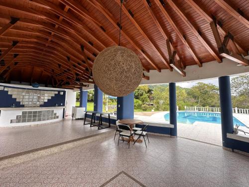 阿纳波伊马Hacienda Siete Sentidos的大堂设有桌椅和游泳池