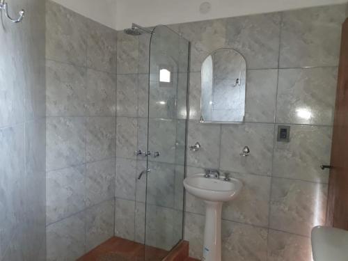 卡奇Lo de Valentino Cabaña的一间带水槽和淋浴的浴室