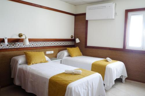 科尼尔-德拉弗龙特拉康妮莱纳旅馆的酒店客房设有两张床和窗户。