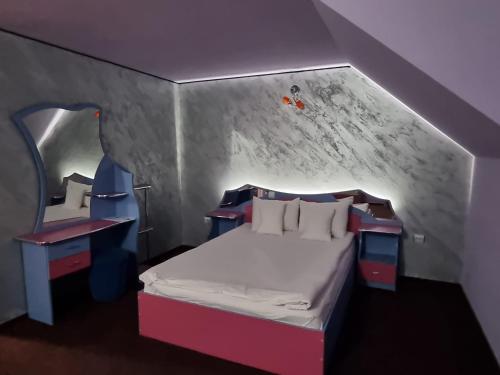 肯佩尼Hotel Yax的一间卧室配有一张带两张桌子的床和一张四柱床。