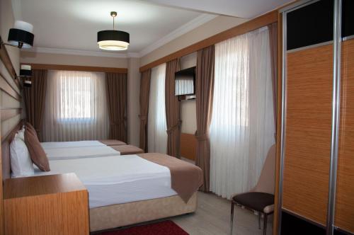 KoçyazıQuars Garden Hotel的配有一张床和一把椅子的酒店客房