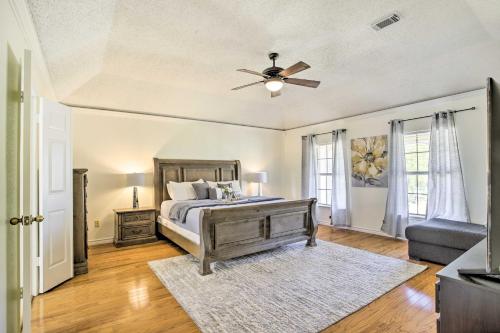 休斯顿Houston Vacation Rental with Private Patio的一间卧室配有一张床和吊扇