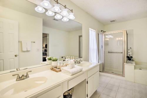 休斯顿Houston Vacation Rental with Private Patio的白色的浴室设有两个盥洗盆和大镜子