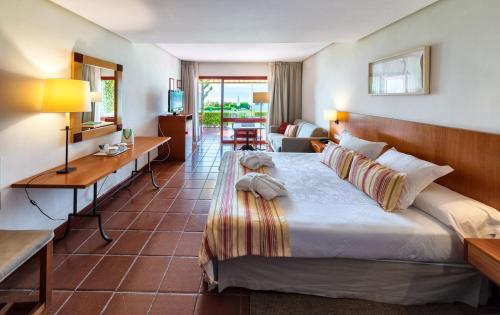 内尔哈内尔哈旅馆的酒店客房设有床和客厅。
