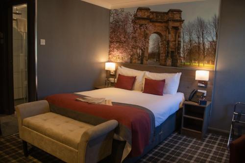 格拉斯哥Devoncove Hotel Glasgow City的配有一张床和一把椅子的酒店客房