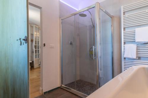 葛伦坦马勒特来芬尼斯特马雷住宿加早餐旅馆的浴室里设有玻璃门淋浴