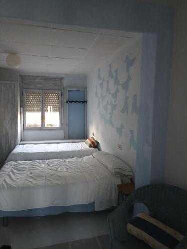 代尔特布雷Can ventura的一间卧室设有一张大床和一个窗户。