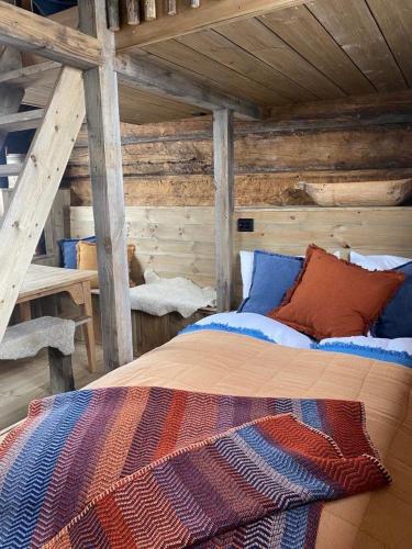 SkjåkSauefjøset - Idyllisk gardstun fra 1800-tallet的小木屋内一间卧室,配有一张床