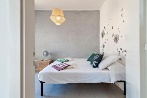 加利波利Penthouse on the beach Gallipoli的一间卧室配有带白色床单和枕头的床。