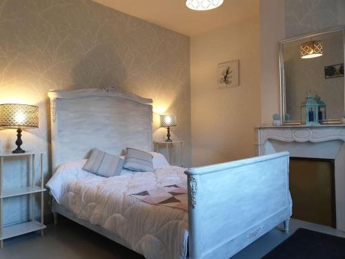 La petite ferlicaine的卧室配有白色的床和镜子