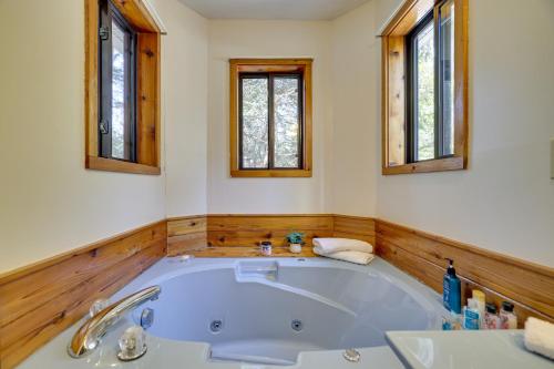 Pocono SummitPocono Summit Vacation Rental with Grill and Fire Pits的带2扇窗户的浴室内的大浴缸