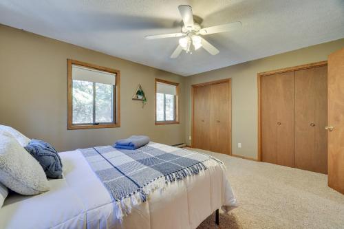 Pocono SummitPocono Summit Vacation Rental with Grill and Fire Pits的一间卧室配有一张床和吊扇