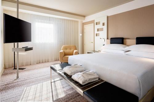 马德里马德里礼堂万豪会议中心酒店 的卧室配有一张白色大床和一台平面电视。
