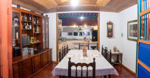 ApíaMisiá Emilia, Café - Hostal的一间带桌子的用餐室和一间厨房