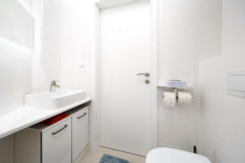 维也纳MALIXA - Apartment in the heart of Vienna next to Metro的白色的浴室设有水槽和卫生间。