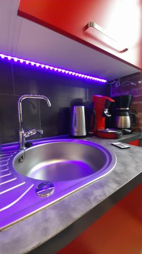 图卢兹米迪运河酒店的厨房里紫色的盥洗盆,紫色的灯光