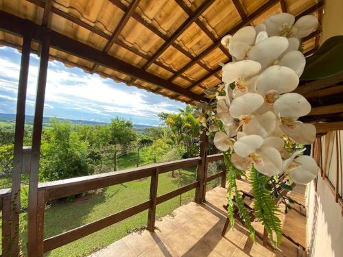 圣湖镇Casa da Vista - LAGOA SANTA的阳台上的白色花朵