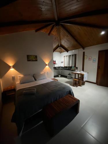 欧鲁普雷图Chalé Lírio do Campo的一间卧室,卧室内配有一张大床