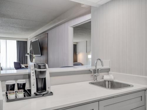 印第安纳波利斯Crowne Plaza Indianapolis-Airport, an IHG Hotel的带水槽的厨房和1间带床的房间