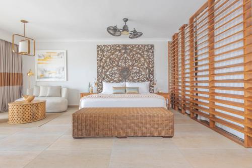 蓬塔卡纳Sanctuary Cap Cana, a Luxury Collection All-Inclusive Resort, Dominican Republic的一间卧室配有一张特大号床和一张沙发