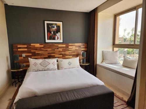 马拉喀什Villa de rêve à Marrakech的一间卧室设有一张大床和一个窗户。