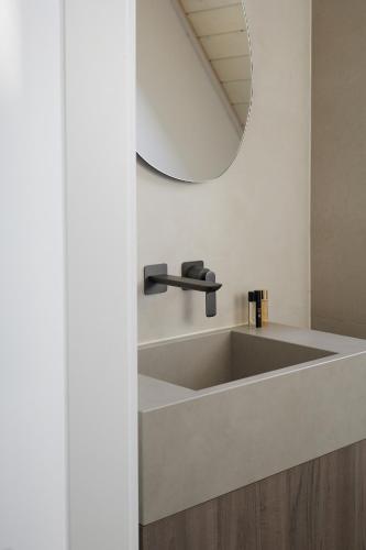 考斯赛力克Górski Domek Zakopane的一间带水槽和镜子的浴室