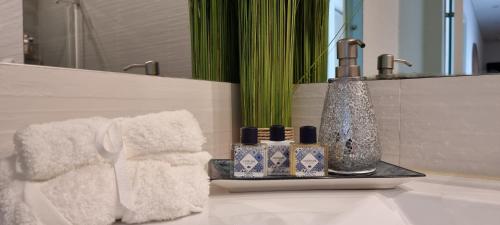 莱里亚Castelo Terrace Apartement的浴室设有水槽、毛巾和镜子