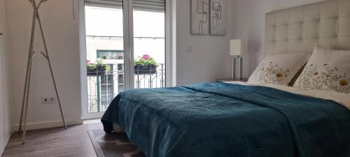 莱里亚Castelo Terrace Apartement的一间卧室配有一张带蓝色毯子的大床