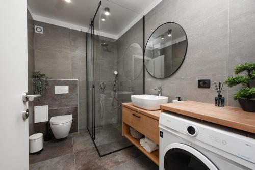 扎达尔Aura Exclusive Apartment & Room的带淋浴、盥洗盆和卫生间的浴室