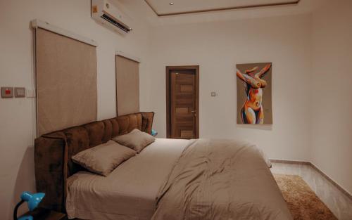 阿克拉Big chill stays的一间卧室配有一张壁画床
