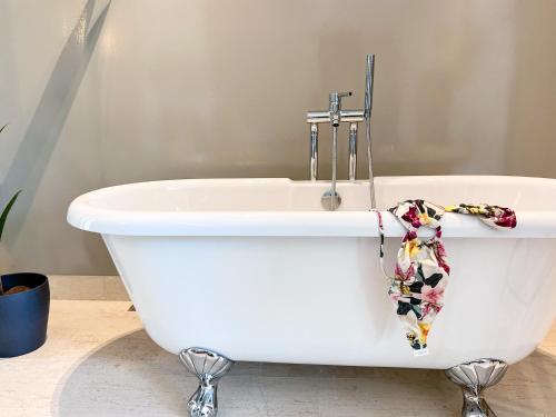 雅典Royalty Suites Psyrri的浴室内设有一个白色浴缸