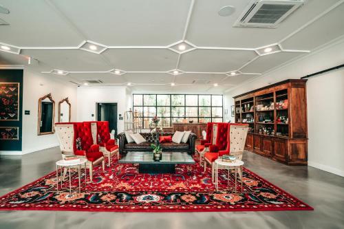 奥斯汀Colton House Hotel的客厅配有红色家具和红色地毯。