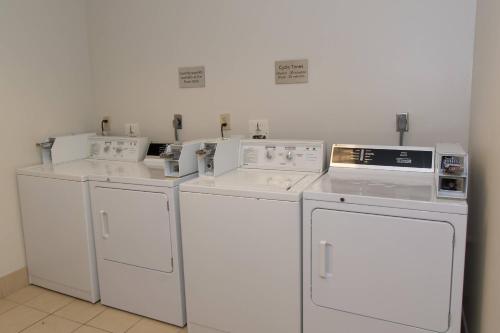 哥伦比亚哥伦比亚市中心南加州大学万怡酒店的一套白色的洗衣机和烘干机