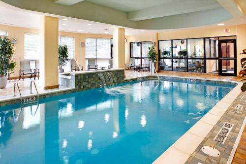 格林斯堡匹兹堡格林万怡酒店的蓝色的大游泳池,位于酒店客房内
