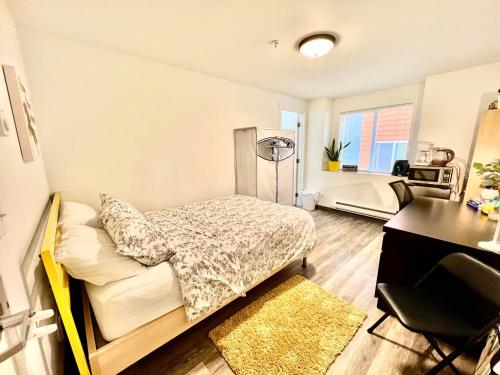 西雅图Micro Studio Apartment 10 Minutes Walk to University of Washington的一间卧室配有一张床和一张书桌