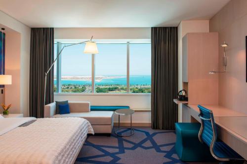 阿布扎比阿布扎比皇家艾美假村酒店的酒店客房设有床和窗户。