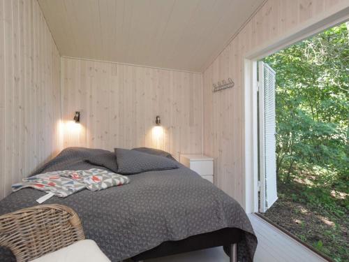 瓦伊比Holiday Home Lindehøjen的一间卧室设有一张床和一个大窗户