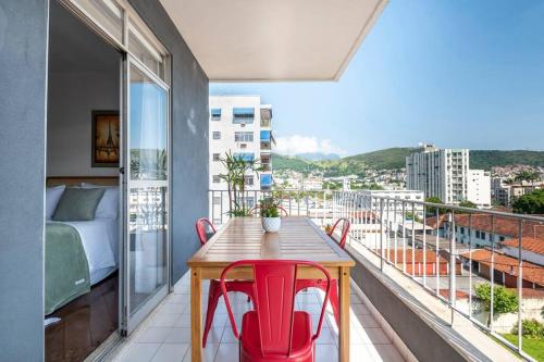 里约热内卢Jacarepaguá Residence - Quarto em apartamento的带阳台的带桌椅的房间