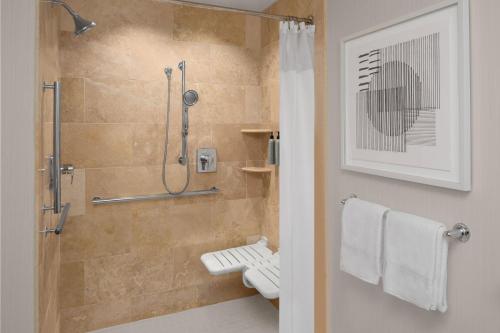 克利夫兰康提亚德克利夫兰尤尼沃斯提索克酒店的一间带步入式淋浴间和卫生间的浴室