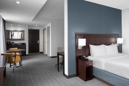克利夫兰康提亚德克利夫兰尤尼沃斯提索克酒店的酒店客房配有一张床、一张书桌和一间厨房。