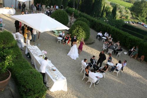 雷杰洛曼德瑞农家乐的婚礼上站在白伞下的新娘和新郎