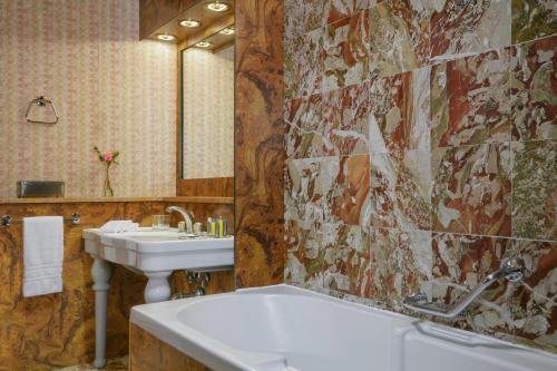 米兰米兰万豪酒店的浴室配有盥洗盆、浴缸和盥洗盆