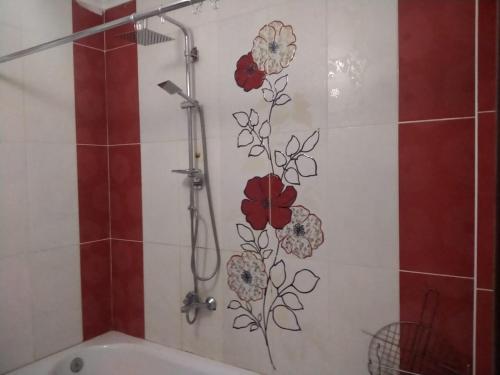沙姆沙伊赫2 Bedroom Apartment with pool view的浴室里设有淋浴,墙上有花纹